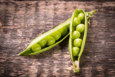 ahşap masa, sağlıklı kavramı üzerinde yeşil bezelye