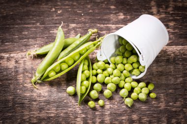 ahşap masa, sağlıklı kavramı üzerinde yeşil bezelye