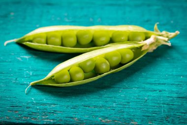 ahşap masa, sağlıklı kavramı üzerinde yeşil bezelye