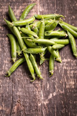 ahşap masa, sağlıklı kavramı üzerinde yeşil bezelye