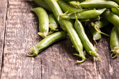 ahşap masa, sağlıklı kavramı üzerinde yeşil bezelye