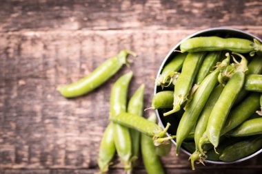 ahşap masa, sağlıklı kavramı üzerinde yeşil bezelye