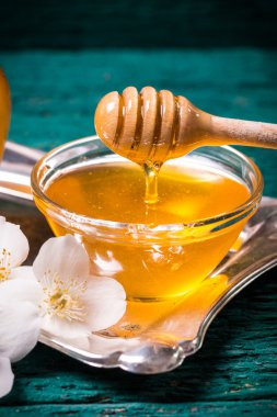 Bal ve Vintage tarzı eski ahşap masaya çiçek