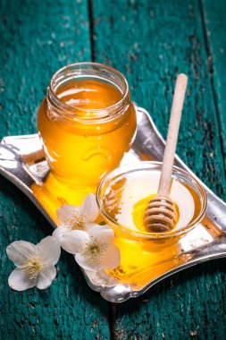 Bal ve Vintage tarzı eski ahşap masaya çiçek