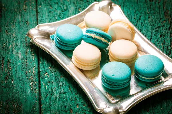 Färska macaroons på träbord, vintage filter — Stockfoto