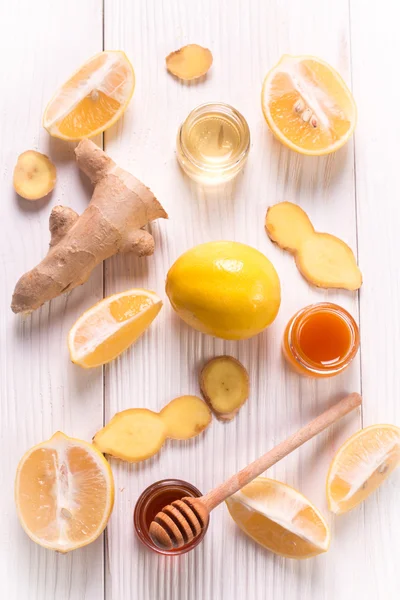 Teh, madu, lemon dan jahe di meja kayu. Makanan sehat. . — Stok Foto