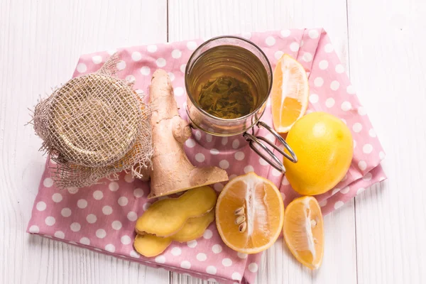 Teh, madu, lemon dan jahe di meja kayu. Makanan sehat. . — Stok Foto