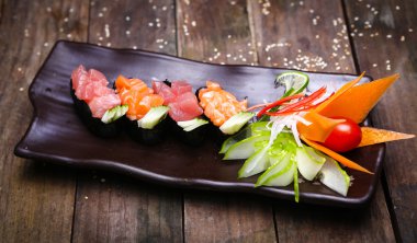 Japon somon suşi ve soslu tatlı