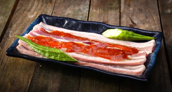 Aantal vers varkensvlees kant met chili sauzen — Stockfoto