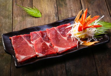 Ahşap arka plan üzerinde taze sığır eti dilim