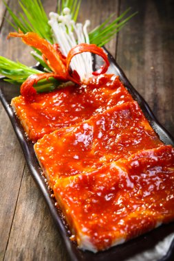 Tatlım Barbekü domuz eti ahşap arka plan üzerinde