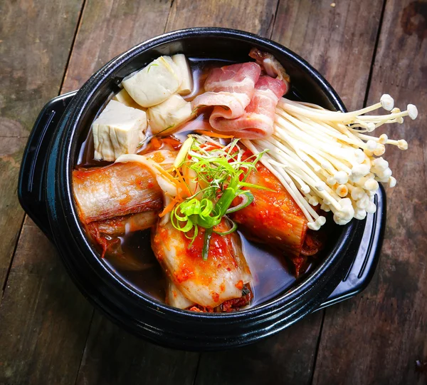 Kimchi guiso con carne de res y enokitake —  Fotos de Stock
