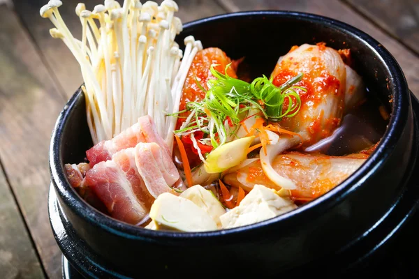 Kimchi guiso con carne de res y enokitake —  Fotos de Stock