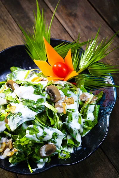 Recette de salade d'épinards sur fond en bois — Photo