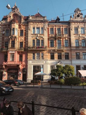 VSCO ile önceden ayarlanmış bir A4 ile işlendi. Lviv 'de Mimarlık 