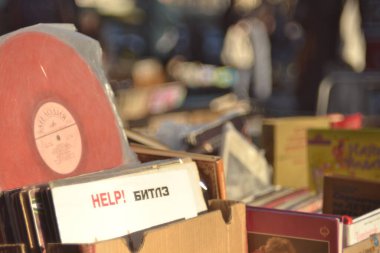 Kutular dolusu eski müzik plakları ve kitaplar. Dünyaca ünlü müzik sanatçıları. 