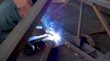 Profesyonel Ağır Sanayi Kaynak İşçisi, Kask Giyiyor ve Kaynak Yapmaya Başlıyor. Petrolün inşaatı. Sanayi İmalat Fabrikası. Dikiş kaynak metalürjisi