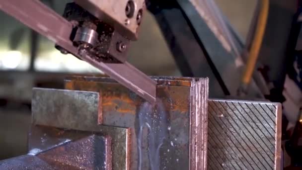 SAWING MACHINE, La sierra de cinta para corte industrial de la varilla de metal y el uso del refrigerante en escena azul claro.La herramienta industrial. — Vídeo de stock