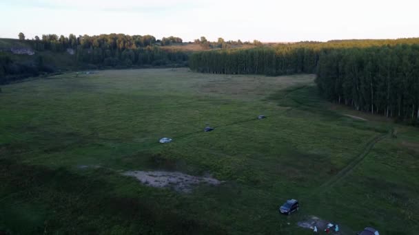 4K estate aerea mattina presto alba qualità video di incontaminata lussureggiante pineta verde circondato lago, acque calme che riflettono nuvole, una diga, isola, spiaggia di sabbia a piccola città in Russia — Video Stock