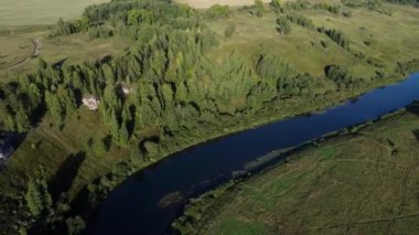Havadan görünümü: Yeşil ahşap ve güzel nehir üzerine uçuş. Pastel bulutlu gökyüzü günbatımı soft light. Magestic manzara. 4 k çözünürlük.