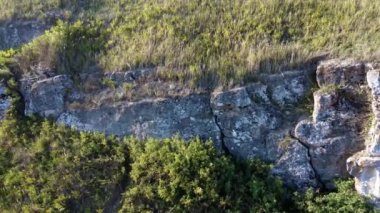 Dolambaçlı bir nehrin kıyısındaki kayaların üzerinde güzel bir seri.