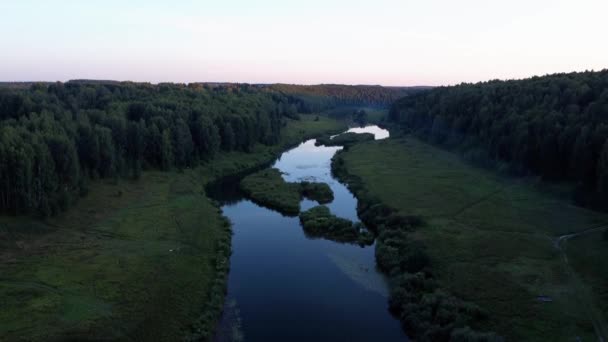 4K空中夏早朝日の出品質ビデオ自然のままの緑の松の木の森の映像は、ロシアの小さな町で雲、ダム、島、砂のビーチを反映した穏やかな水、湖に囲まれた — ストック動画