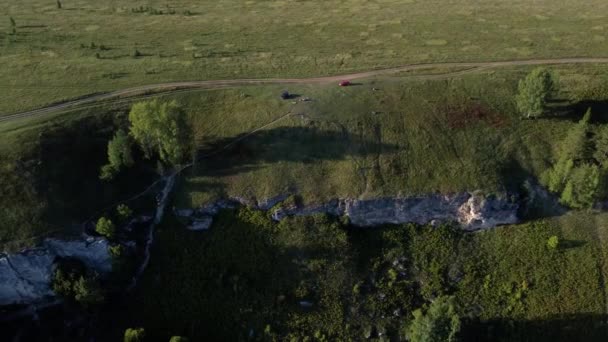 Dolambaçlı bir nehrin kıyısındaki kayaların üzerinde güzel bir seri. — Stok video