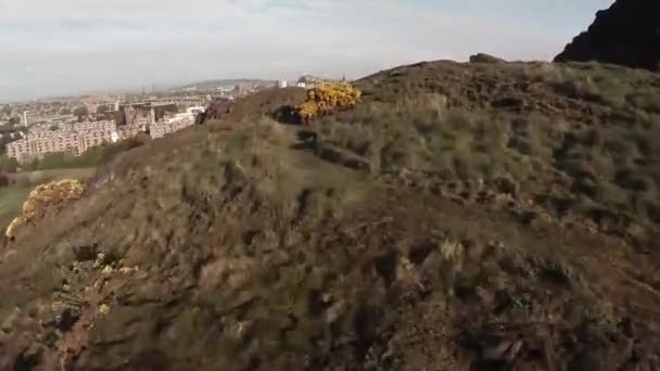 Luchtfoto beeldmateriaal vliegen over Arthurs Seat in Edinburgh — Stockvideo