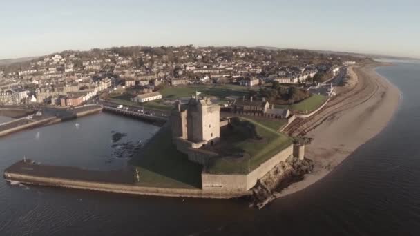 Aerial shot flying over Broughty Castle on the river tay by Dundee — Stok Video