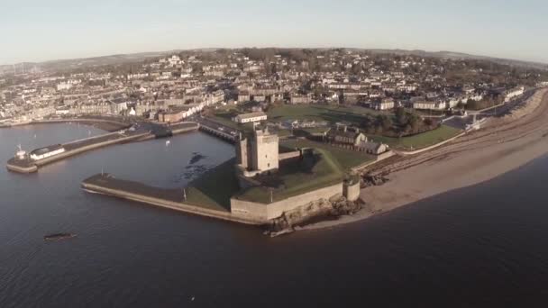 Antenn skott flyger över Broughty slott på floden tay av Dundee — Stockvideo