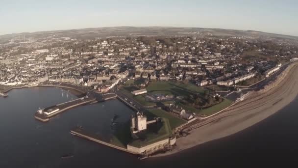 Aerial shot flying over Broughty Castle on the river tay by Dundee — Stock Video