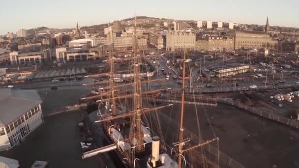 Filmový letecký snímek lodi Discovery v Dundee, v níž kapitán Scott se plavil do Antarktidy — Stock video