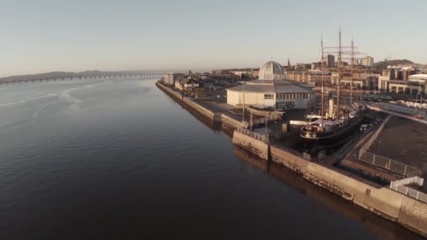 Fotografía aérea cinematográfica de la nave Discovery en Dundee en la que el capitán Scott navegó a la Antártida — Vídeo de stock