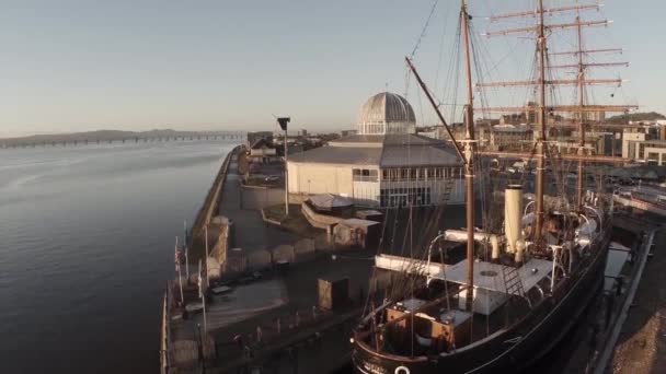 Scatto aereo cinematografico della nave Discovery a Dundee in cui il capitano Scott salpò per l'Antartide — Video Stock