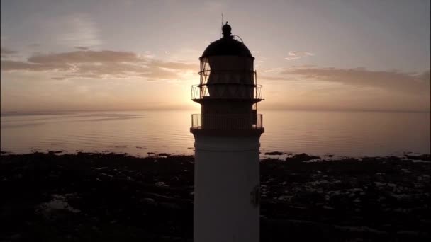 Foto aérea de un faro durante un hermoso amanecer en Escocia — Vídeos de Stock
