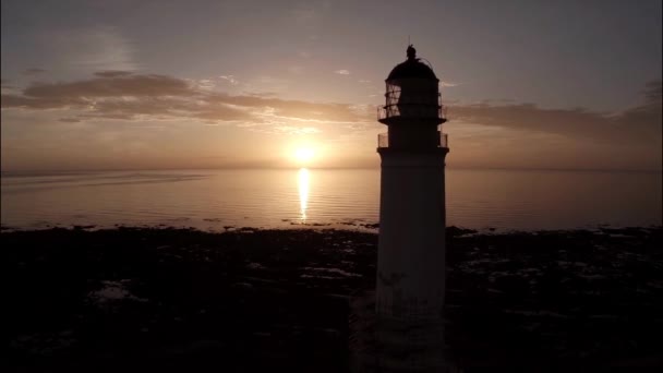 Légi felvétel során egy gyönyörű napfelkeltét világítótorony Skócia — Stock videók