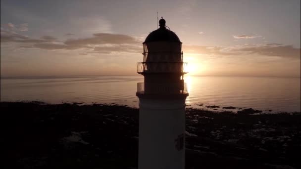 Foto aérea de un faro durante un hermoso amanecer en Escocia — Vídeos de Stock