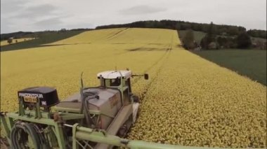 Hava atış bir traktörün kolza tohumu püskürtme alanı
