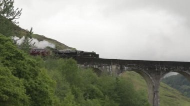 Glenfinnan Viyadüğü üzerinde gidiş Jacobite buharlı tren çarpıcı çekim