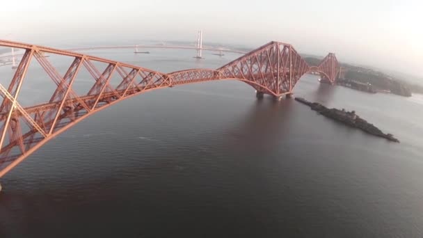 Colpo aereo che rivela il Forth Rail Bridge fuori Edimburgo — Video Stock