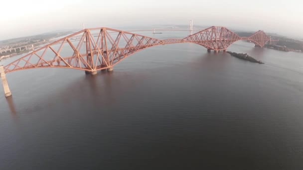 Colpo aereo che rivela il Forth Rail Bridge fuori Edimburgo — Video Stock