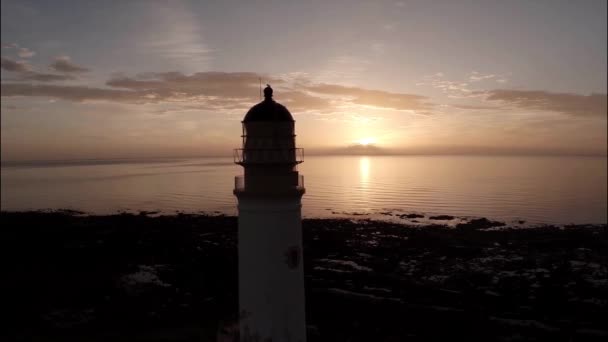 Vue aérienne d'un phare lors d'un beau lever de soleil en Écosse 