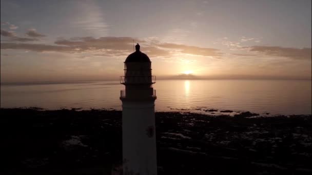 Luchtfoto van een vuurtoren tijdens een prachtige zonsopgang in Schotland — Stockvideo