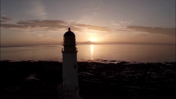 Foto aérea de un faro durante un hermoso amanecer en Escocia — Vídeo de stock
