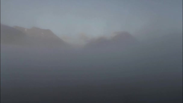 Vzdušný záběr přes cloud inverze odhalující buachaille etive mor — Stock video