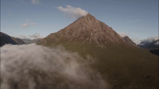 スコットランドの高地の buachaille etive モル山の広い空中ショット — ストック動画