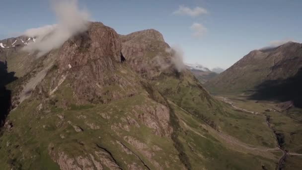 Aerial shot of the 3 sisters mountains in Glencoe — Stock Video