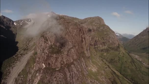 Antenn skott av tre systrar bergen i Glencoe — Stockvideo
