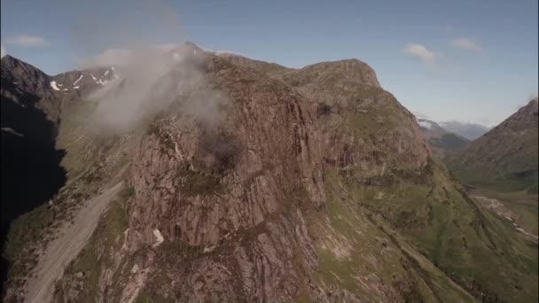 Aerial shot of the 3 sisters mountains in Glencoe — Stock Video