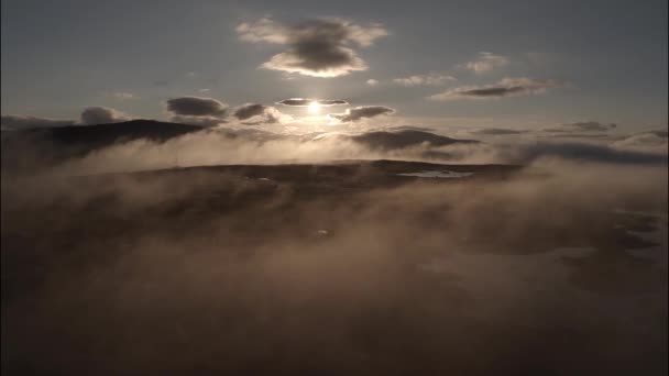 Plan aérien volant à travers une inversion de nuages bas dans les hautes terres écossaises — Video